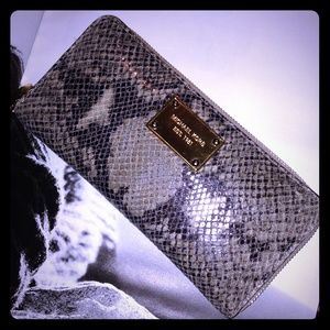 MICHAEL MK Jet Set Continental Wallet